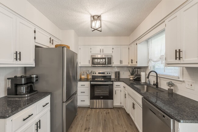 Building Photo - 7105 Chas Dr