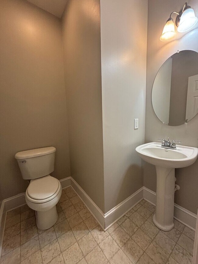 Foto del edificio - AVAILABLE NOW! End-Unit Townhouse in Pennington Square