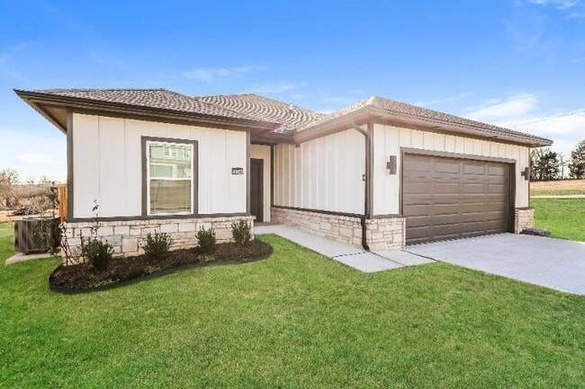 Building Photo - 320 W 3rd St