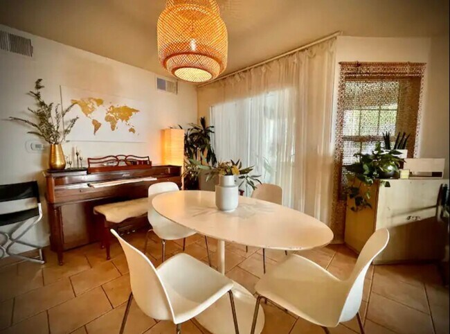 Foto del edificio - Furnished 2 bed 2 bath Calabasas condo!
