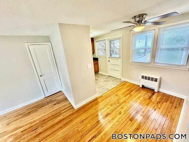 Building Photo - 105 Shawomet Ave