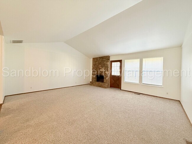 Foto del edificio - For Lease | South Tulsa Duplex | Available Now!