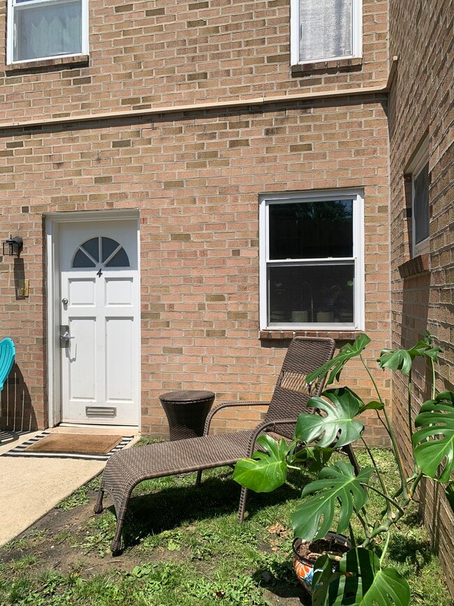 Lush Private Yard - Main Line Village