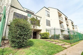 Building Photo - 2818 S Bartell Dr