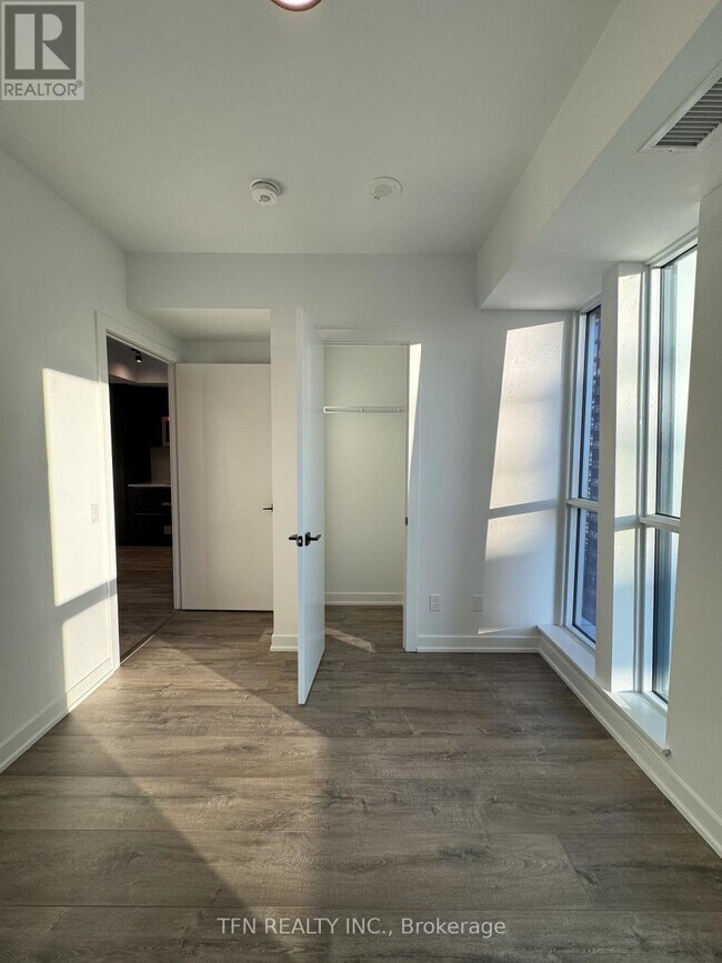 Building Photo - 327 King St W