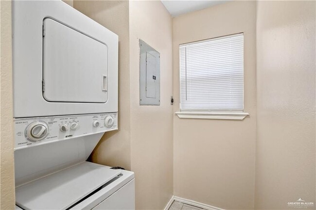 Building Photo - 1800 Oasis Dr