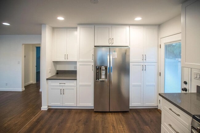 Building Photo - 2207 E Daily Dr