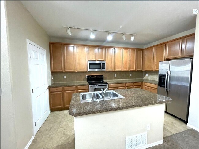 Foto del edificio - Quiet, Open and Private, Surounded by Nature! Attached 2 CAR Garage!