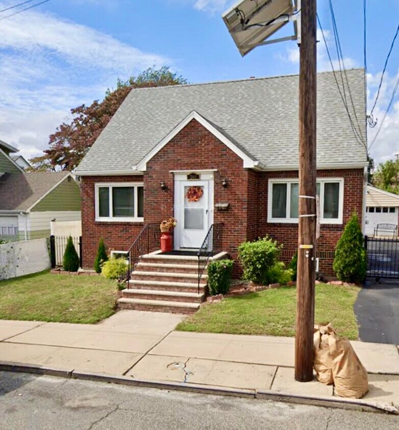 Primary Photo - 260 E 22nd St