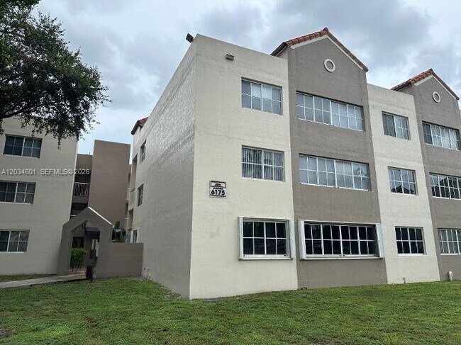 Foto del edificio - 6175 NW 186th St