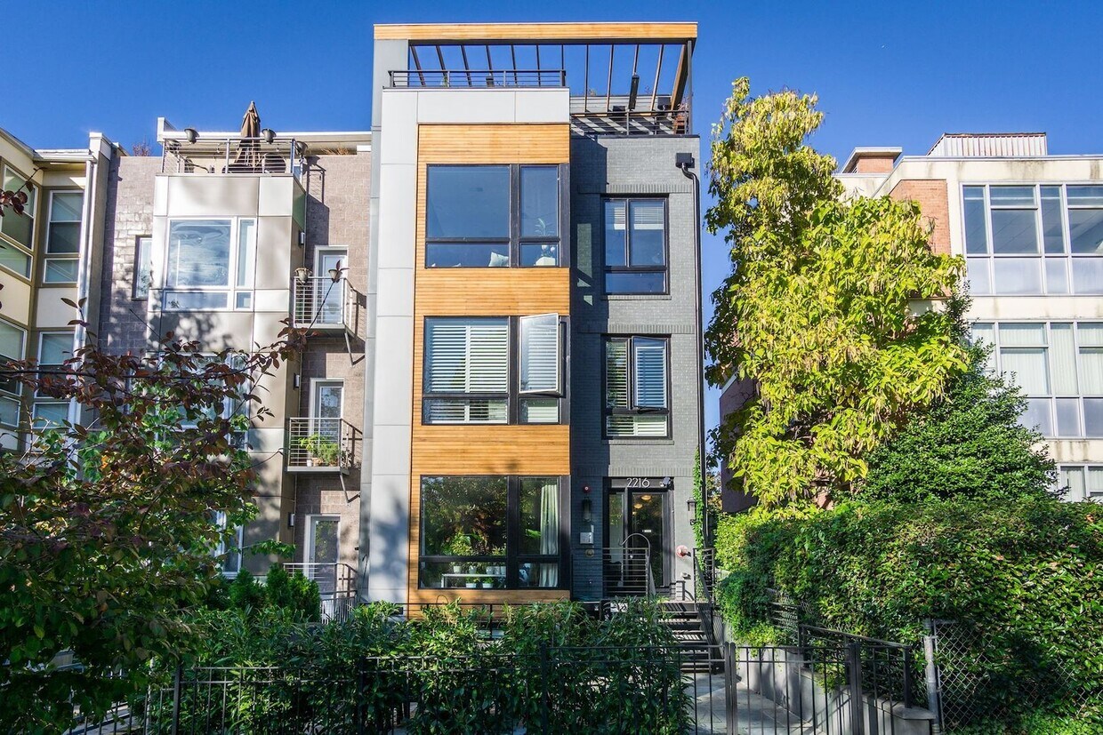 Foto principal - 2216 11th St NW