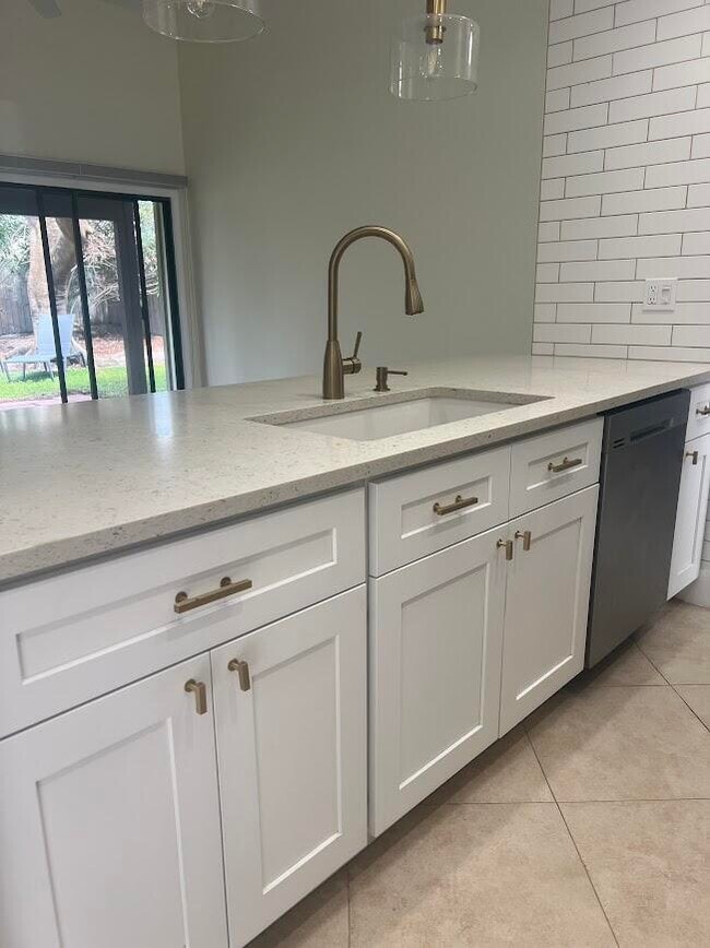 Building Photo - 541 NE 47th St