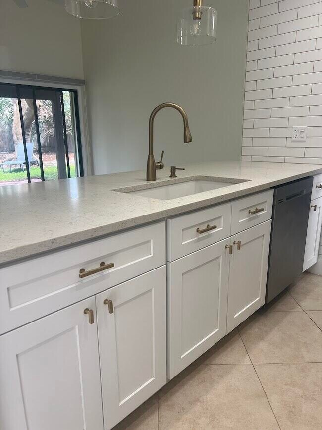 Foto del edificio - 541 NE 47th St