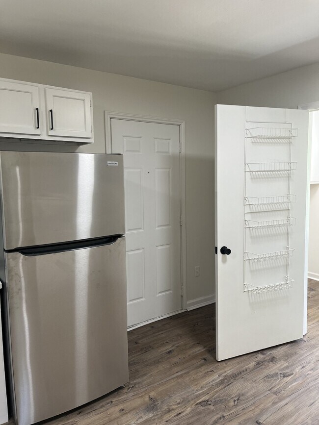 Building Photo - "Charming 3-Bed Home at 1527 Cherry Tree D...