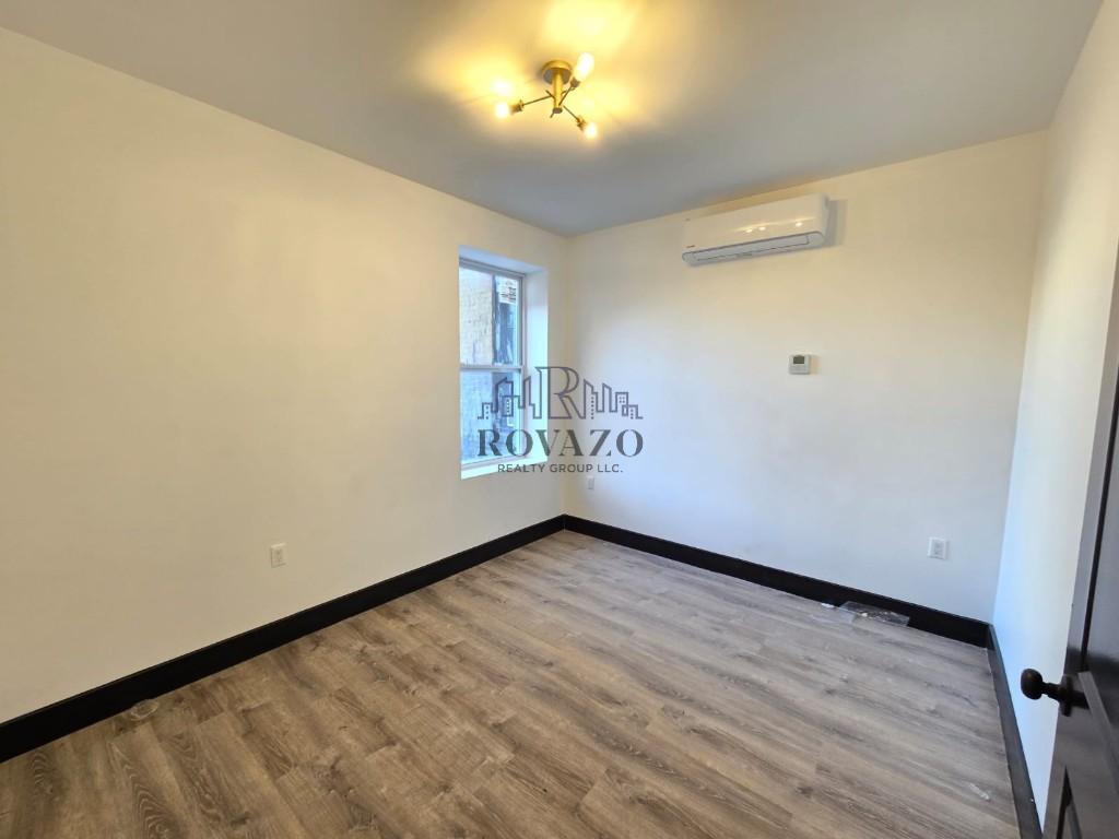 Building Photo - 11 Thomas St