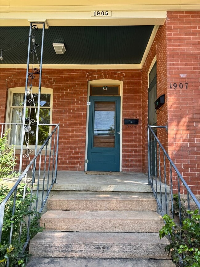 Building Photo - 1905 Mapleton Ave