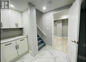 Building Photo - 36 Winterfold Dr