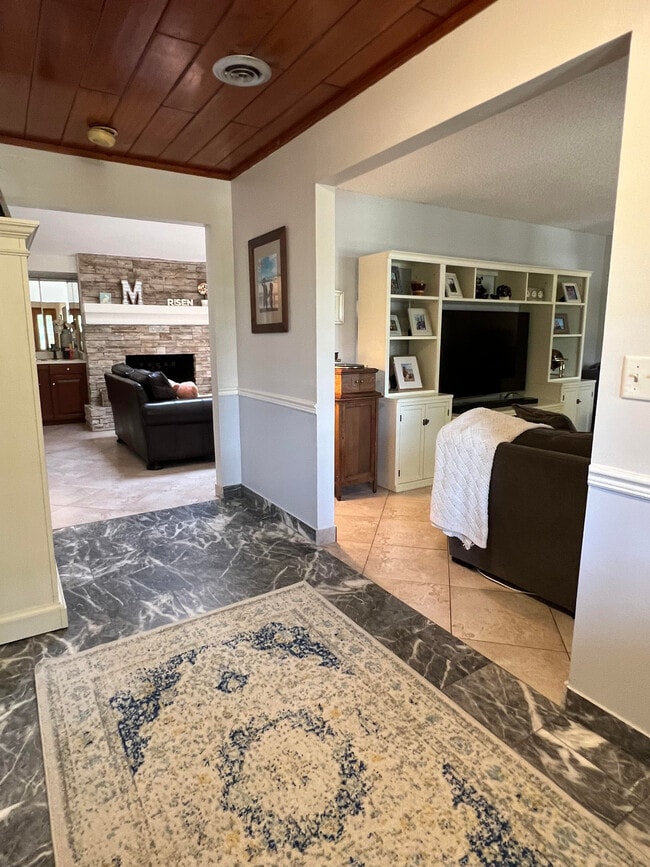 Photo - 305 Sweetwater Creek Dr W House