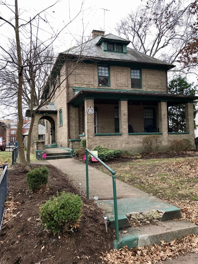 820 11th Ave Unit 2, Huntington, WV 25701 Room for Rent in Huntington