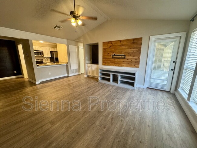 Building Photo - 1202 Thorpe Ln