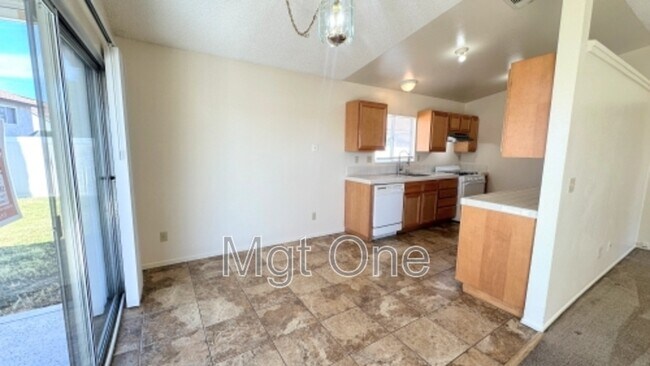 Foto del edificio - 23389 Dome St