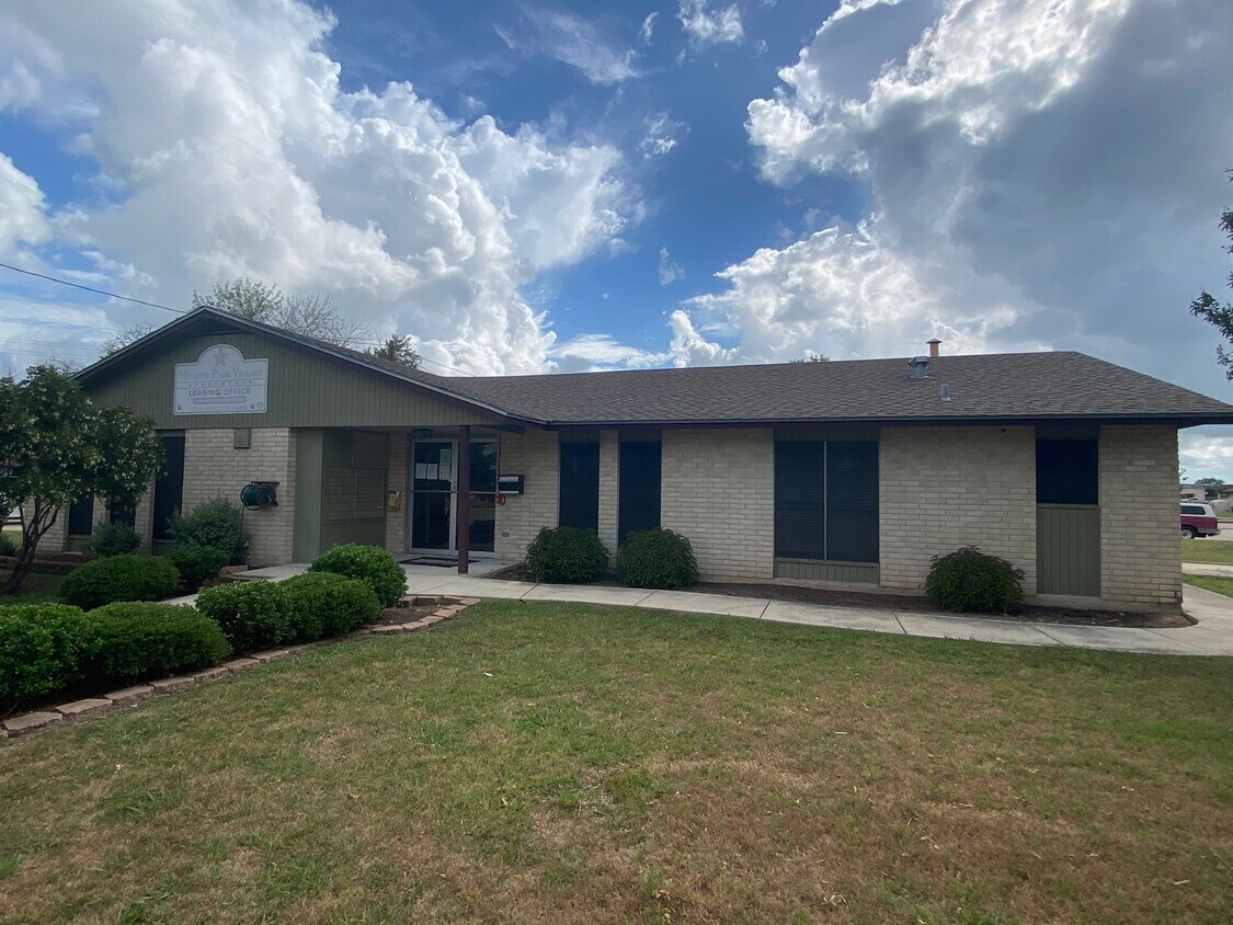 Foto principal - 1200 Meadow Park Ln