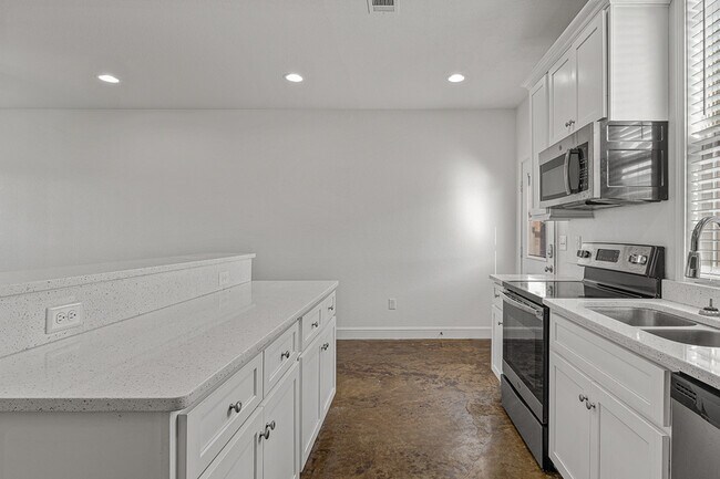 Foto del edificio - 4909 Reserve Blvd