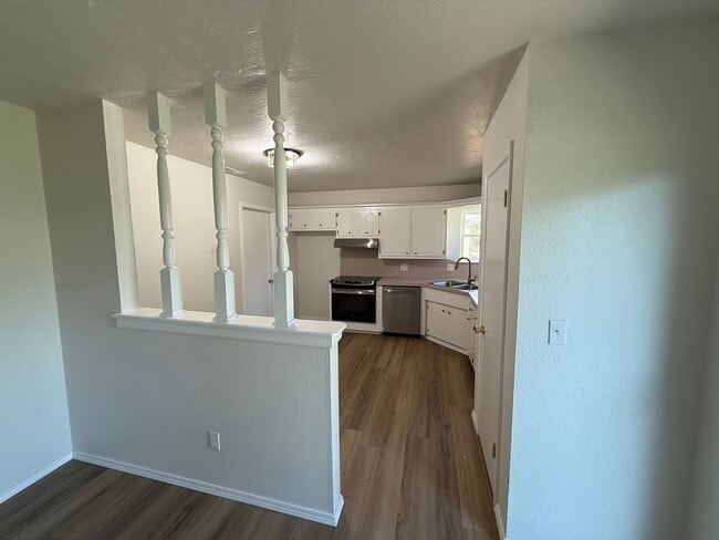 Foto del edificio - Brand new appliances, flooring, paint, and...