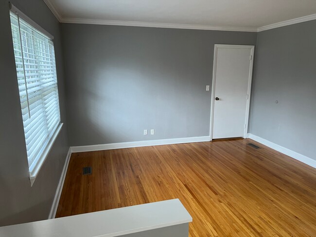 Building Photo - 924 Linden Hall Rd
