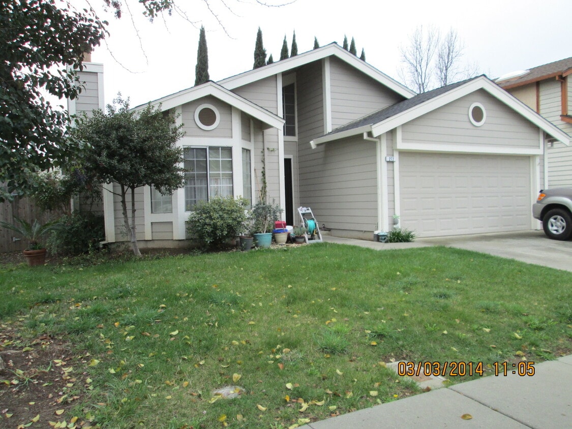Primary Photo - 272 Newport Cir
