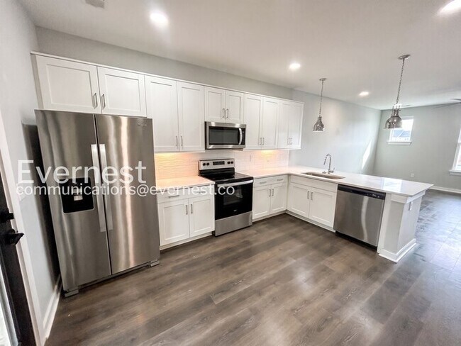 Foto del edificio - Limited Time Special Offer / 2 Bed/2.5 Bath Townhome with Off-Street Parking / Pet-Friendly / Ava...