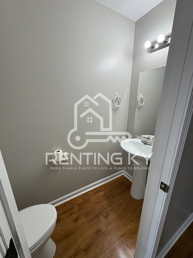 Building Photo - Spacious 2-Bed, 1.5-Bath Townhome!