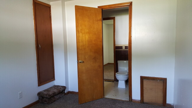 Building Photo - Cute 2 Bedroom Home