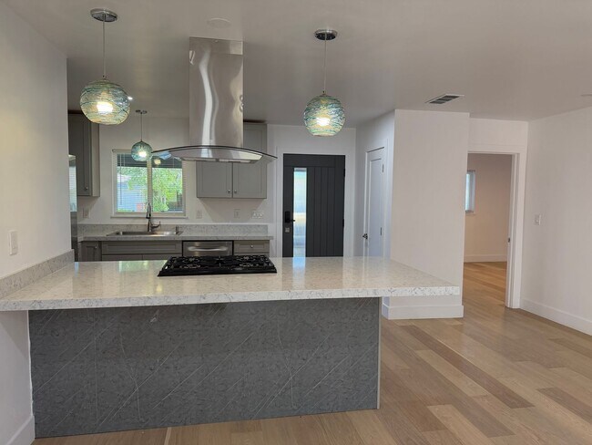 Foto del edificio - Fully Remodeled 3 Bedroom/ 2 Bathroom Duplex w/ Modern Finishes & Private Yard!