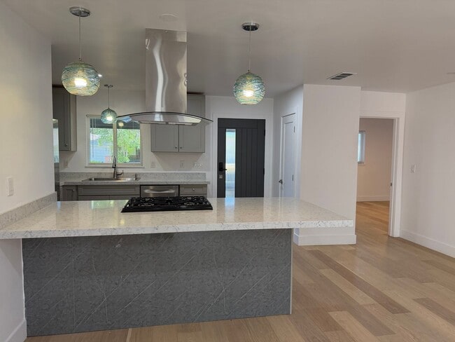 Building Photo - Fully Remodeled 3 Bedroom/ 2 Bathroom Duplex w/ Modern Finishes & Private Yard!