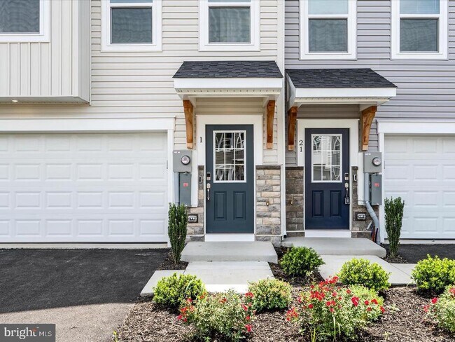 Building Photo - 17 Lyriq Ct