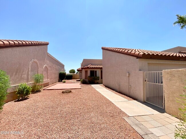 Building Photo - 10917 E Hope Dr
