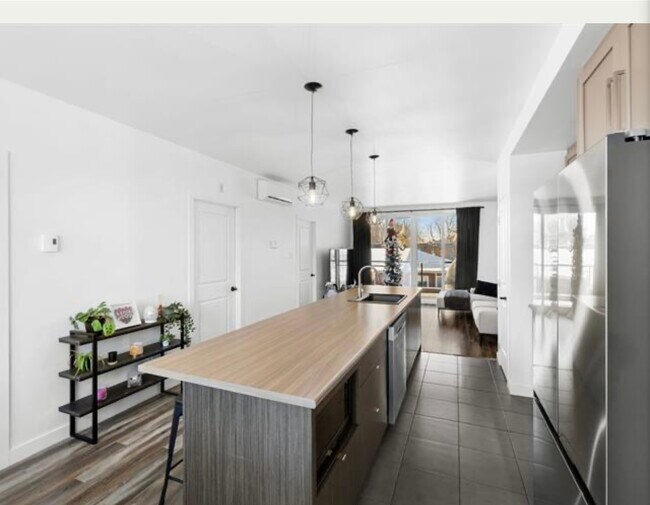 Building Photo - 3848 Boul Sainte-Anne