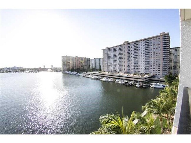 Foto del edificio - 17100 N Bay Rd