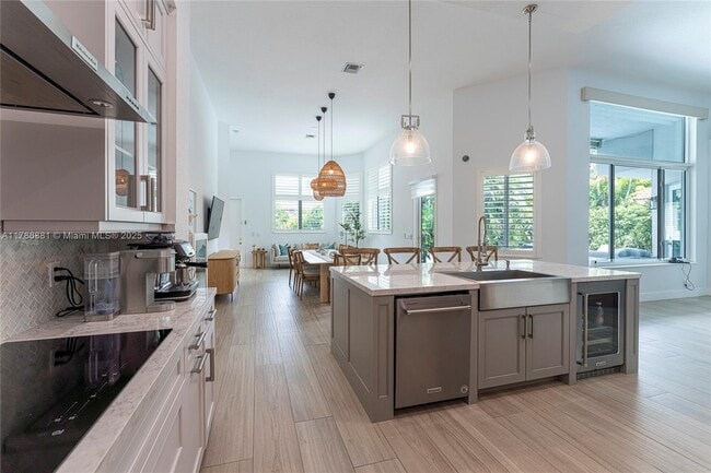 Building Photo - 4023 W Lake Estates Dr