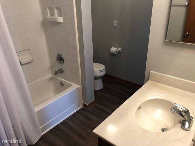 Building Photo - 3 br, 2 bath Townhome - 2110 Rebecca Circle