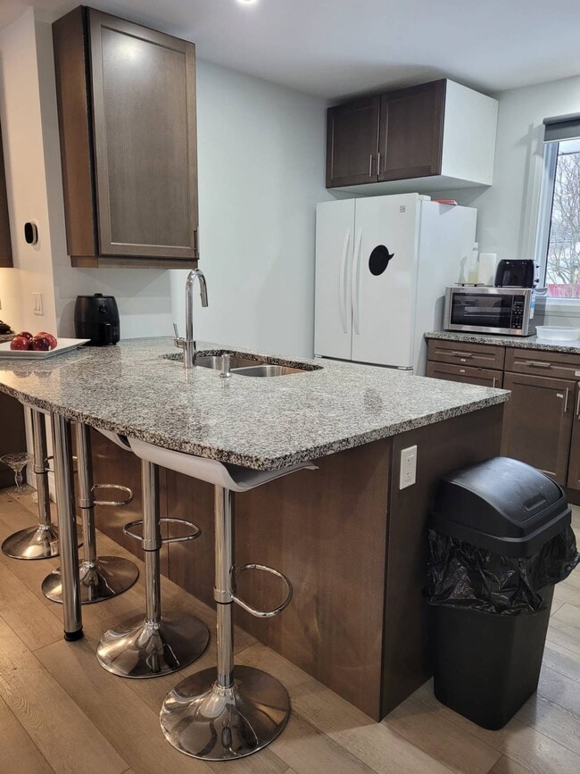 Building Photo - Room for rent