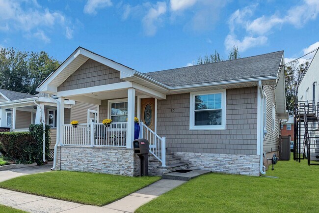 Foto del edificio - 35 Lipman Pl