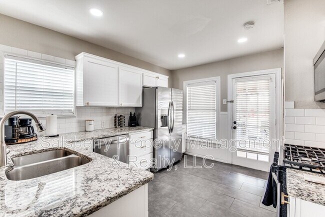 Building Photo - 3824 Collinwood Ave