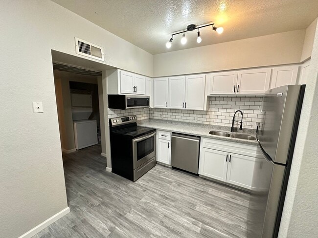 Building Photo - Two Bedroom Condo in Phoenix
