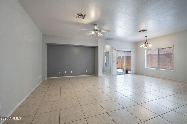 Foto del edificio - 4618 W Cottontail Rd