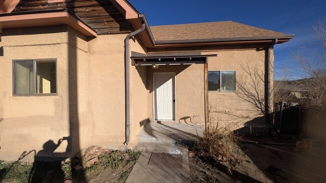 Building Photo - 3 bed 2 bath Renovated Rent Home