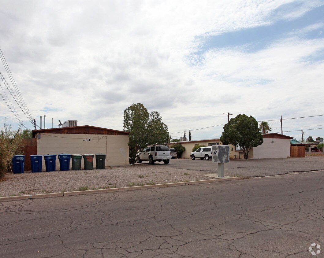 Building Photo - 3002-3004 N Geronimo Ave
