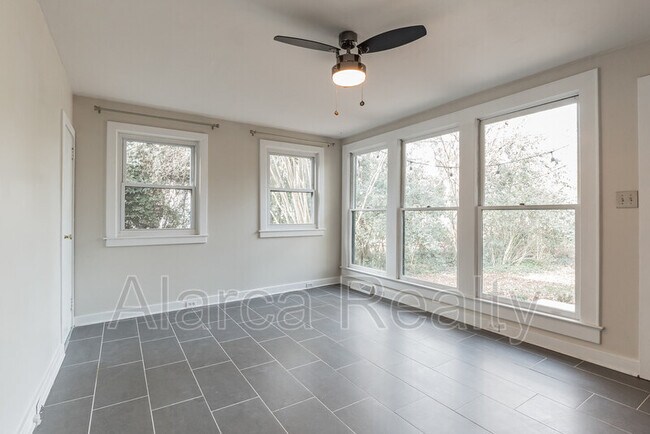 Building Photo - 3429 Draper Ave