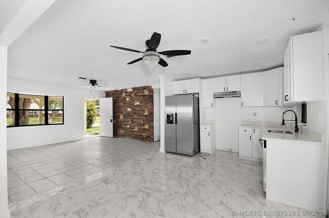 Foto del edificio - 325 NW Rebecca Ave